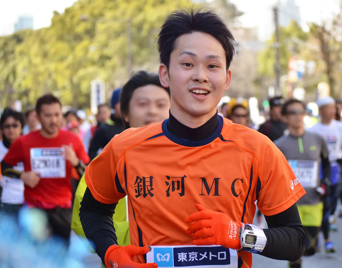 マラソンに参加する銀河マラソンクラブ部員