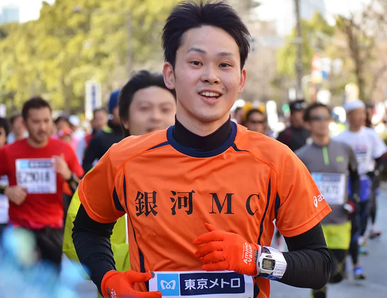 マラソンに参加する銀河マラソンクラブ部員