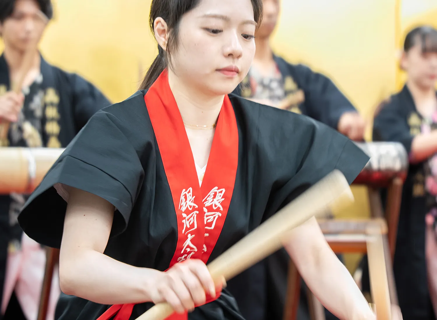 スタジオで太鼓の練習をしている様子