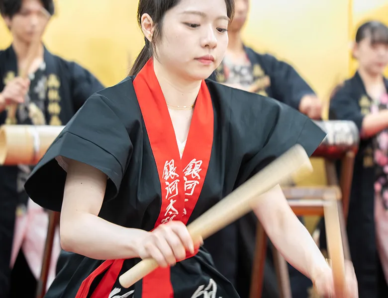 スタジオで太鼓の練習をしている様子